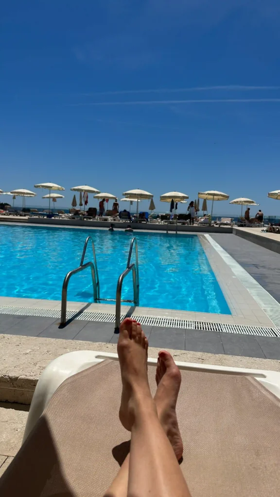 Unternehmerin liegt am Pool und relaxt bei FEMINDS Workation